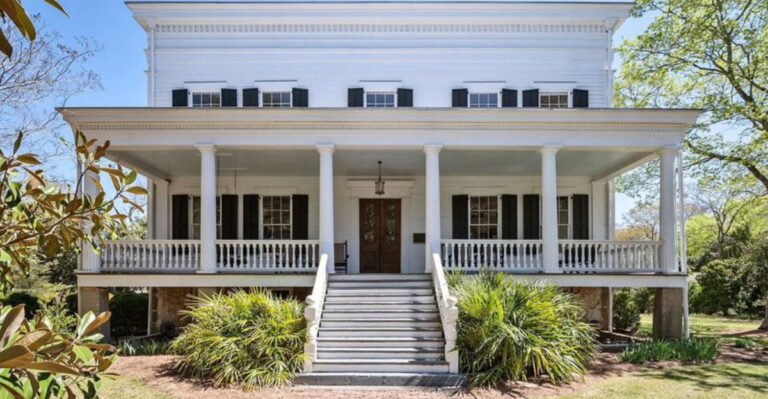 15 Photos Of A Charming 1840 Sparta Home in Georgia