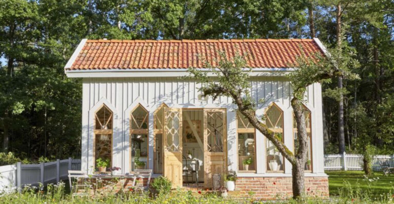 15 Photos Of A Fairy-Tale Garden House That Is A Nature Lover’s Dream