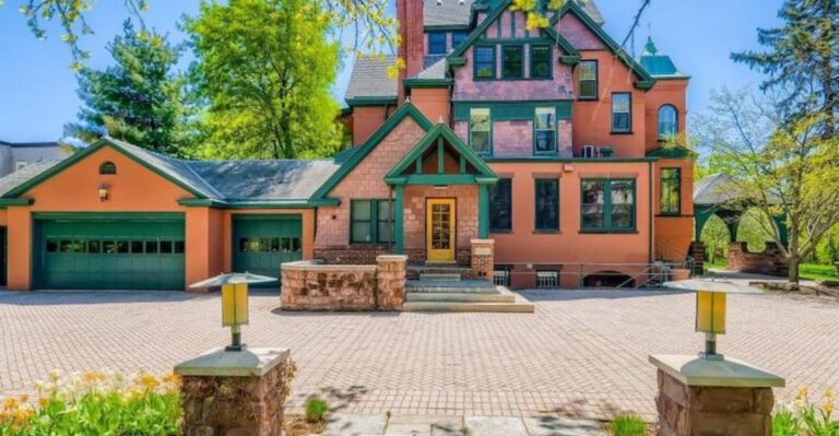 15 Striking Details Inside This 1886 Victorian Mansion That Still Leave People Speechless