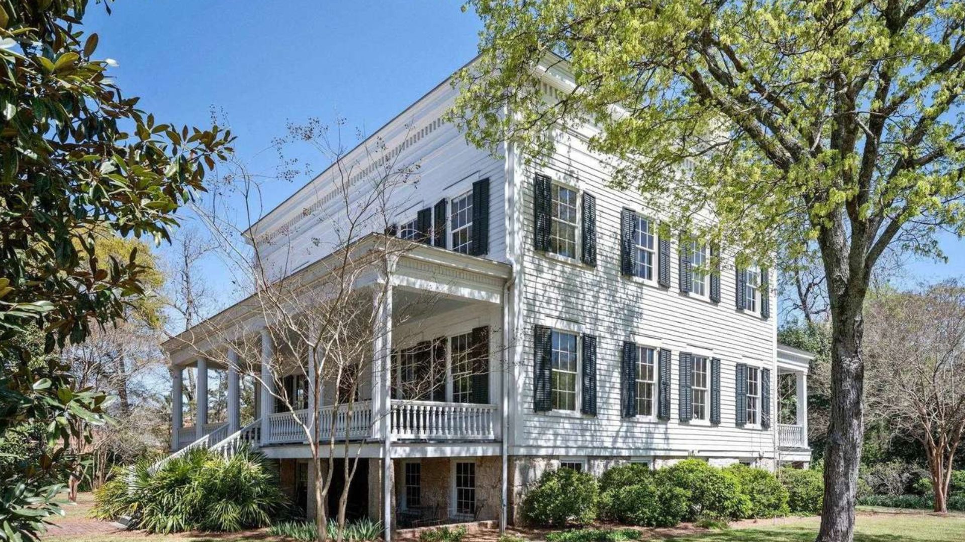 exterior of a beautiful southern house