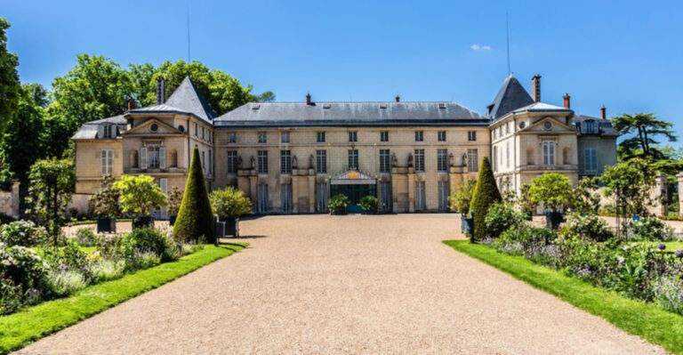 17 Neoclassical Houses That Embody Architectural Grandeur