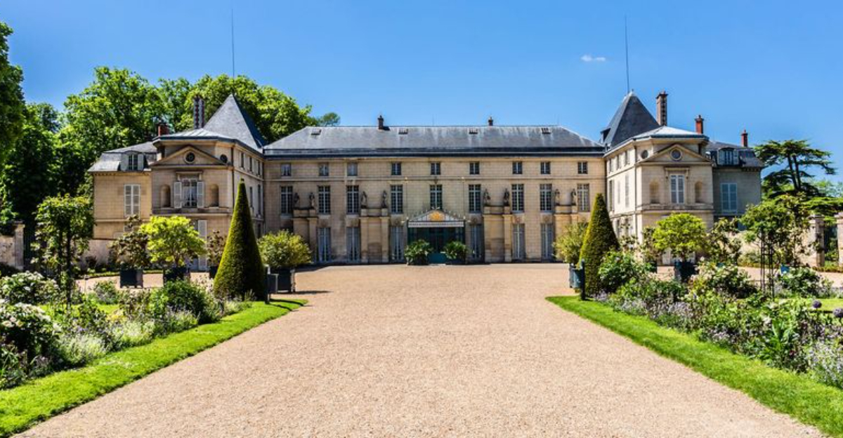 17 Neoclassical Houses That Embody Architectural Grandeur