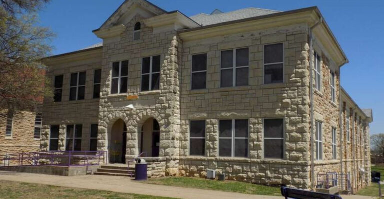 22 Centuries-Old Kansas Homes with Breathtaking Architecture