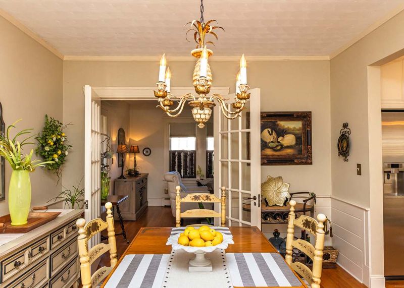 Cheerful Dining With a Hint of Vintage