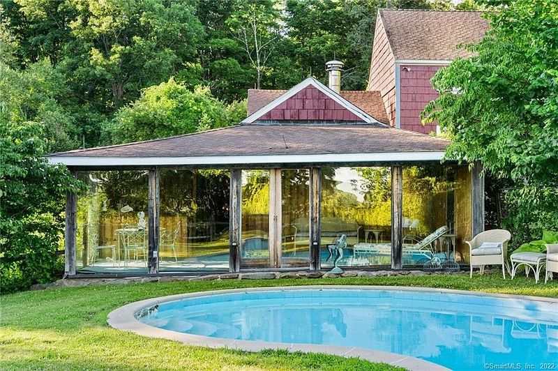 A Poolside Escape With Year-Round Appeal