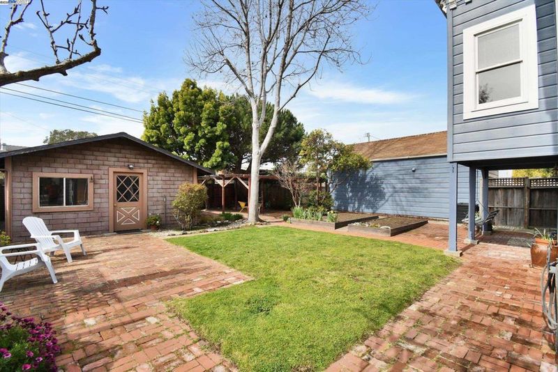 An Easygoing Backyard with Room to Roam