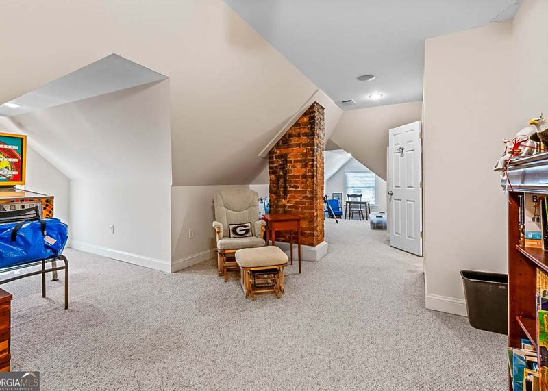 A Cozy Upstairs Retreat With Room to Roam