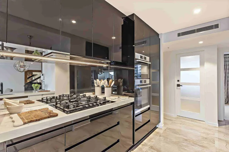 Ultra-Glossy Lacquered Walls