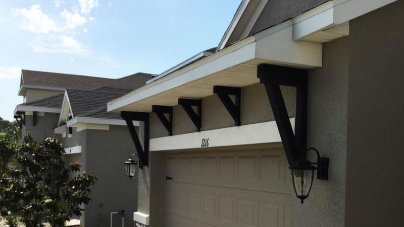 Distinctive Roof Brackets and Braces
