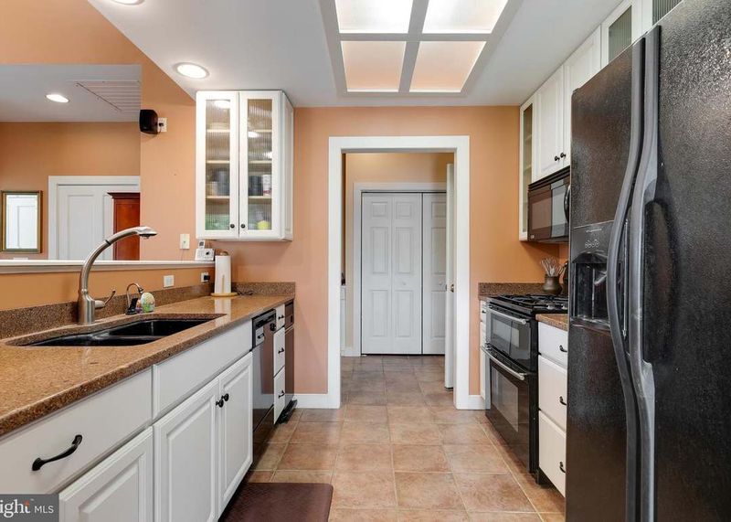 A Kitchen That Keeps Things Classic