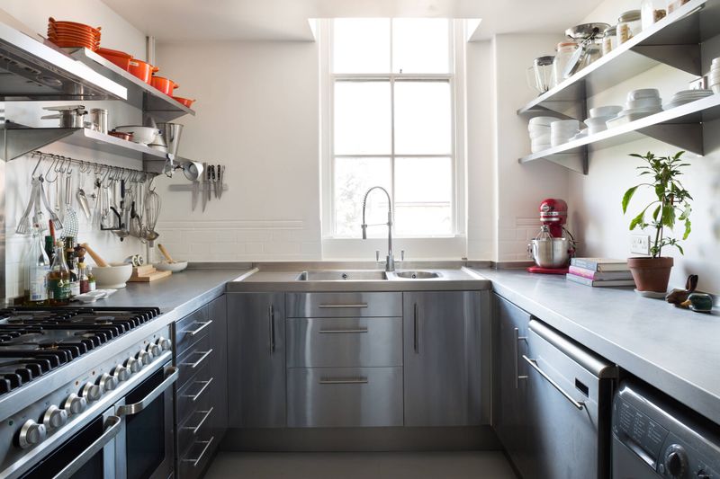 DON'T: Block The Flow In Your U-Kitchen