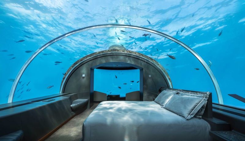 Underwater Bubble Lodge: Submerged Sphere