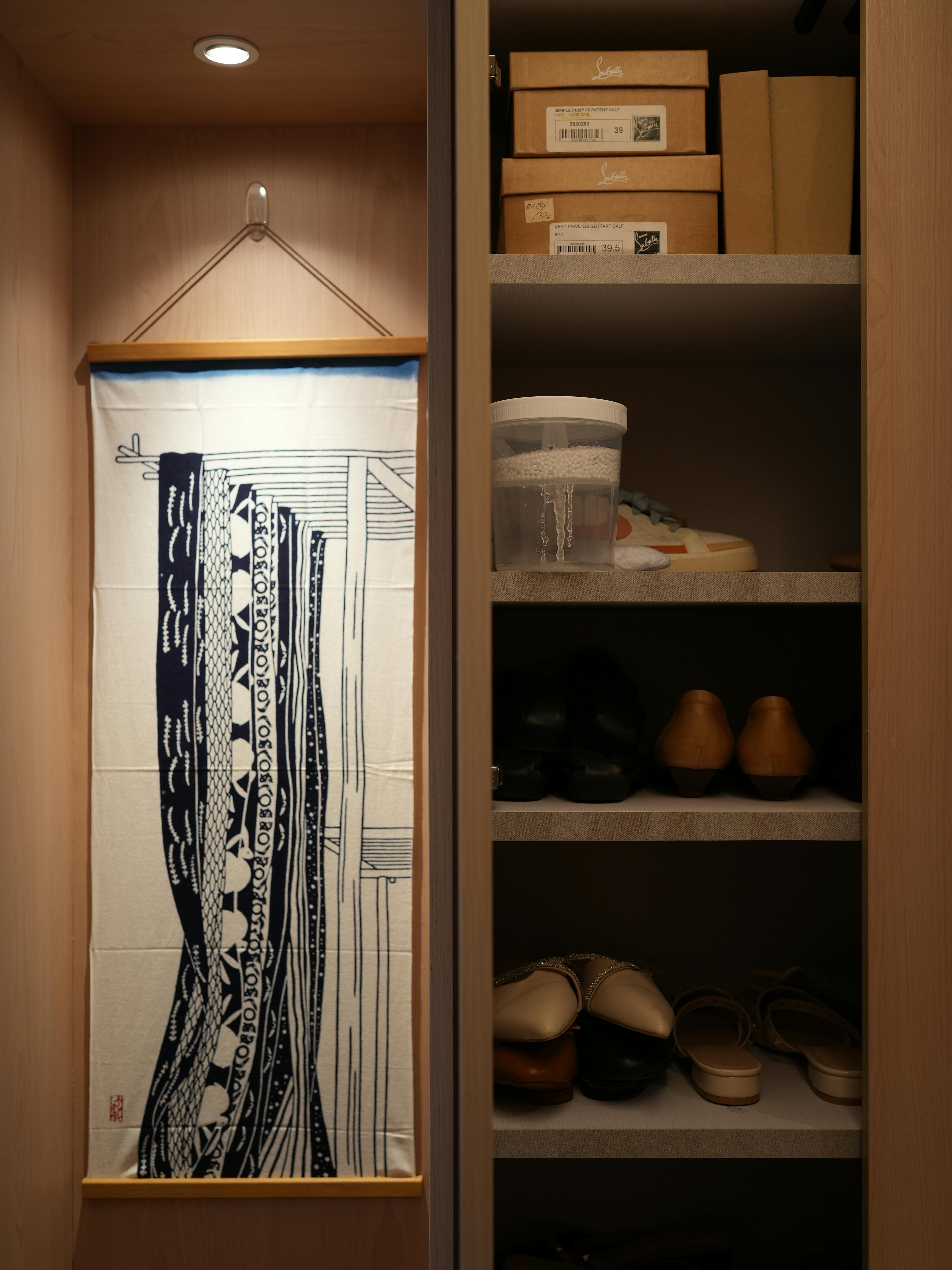 Entrances With Built-in Storage Prevent Clutter