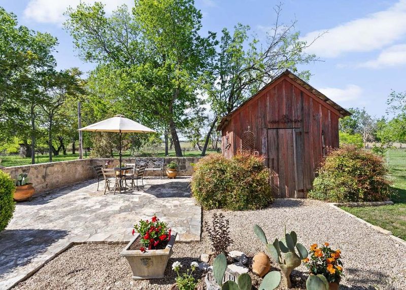 Backyard Simplicity with a Rustic Soul