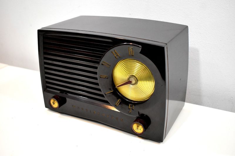 Vintage Radios That Pull In AM Stations