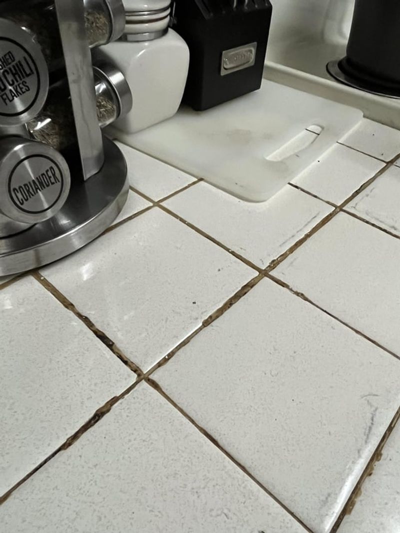 HORRIFIC: Countertop Tile with 1-Inch Grout Lines