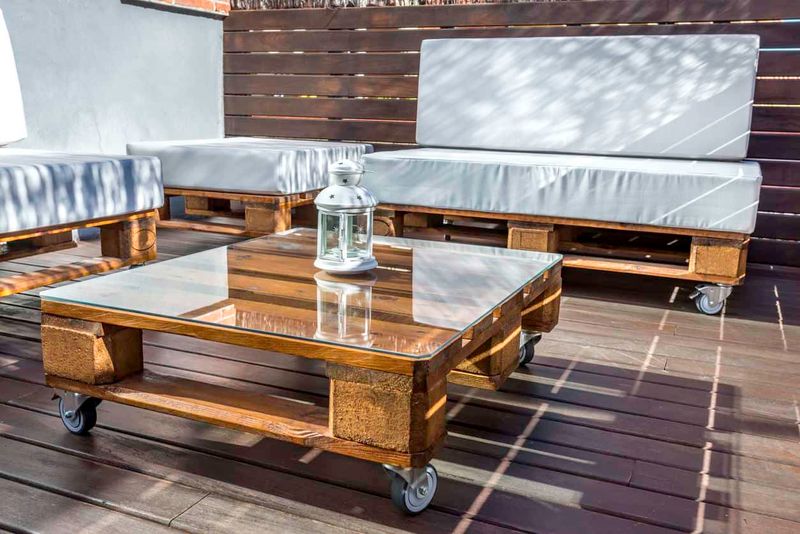 Craft a Pallet Coffee Table
