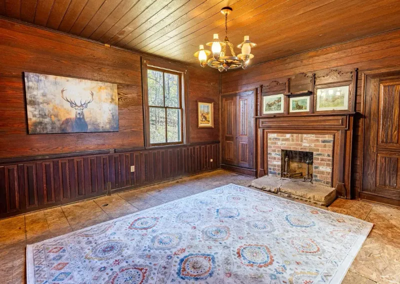Renicks Estate's Opulent Living Room