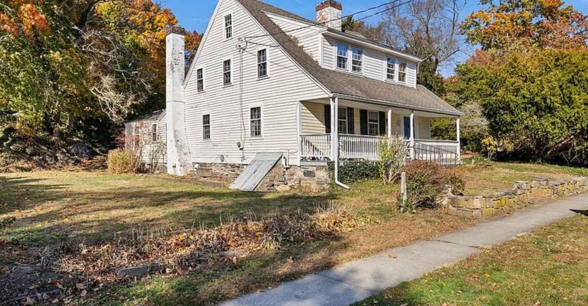 Historic 1787 Guilford Home With Fireplaces And Stone Patios
