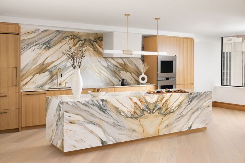 Dramatic Stone Backsplashes: The Artful Contrast