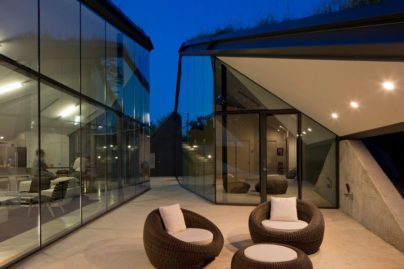 Edgeland House: Modern Underground Revival