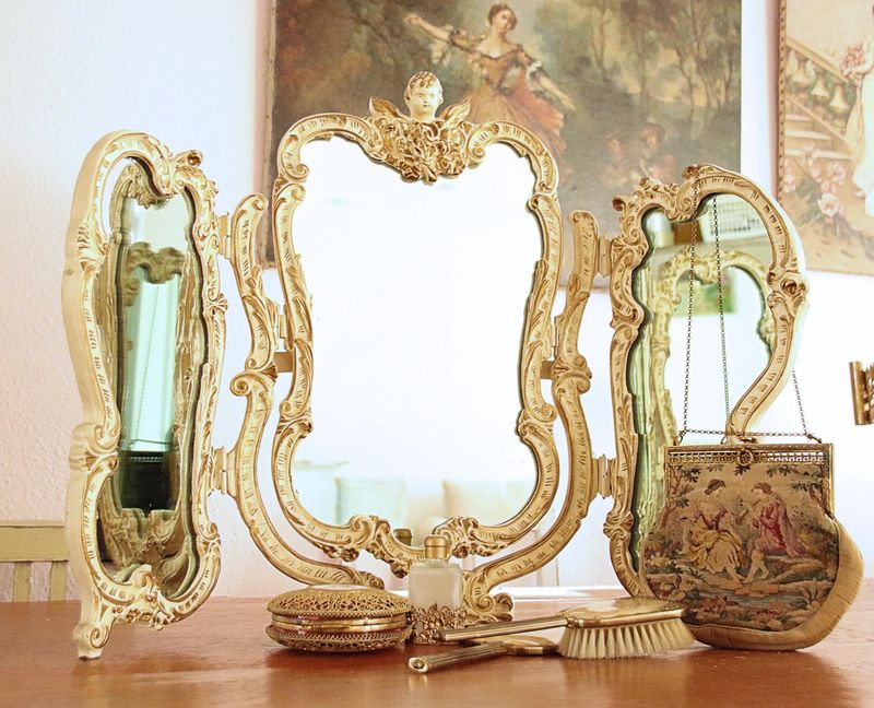 Vintage Mirrors With Ornate Frames Add Elegance