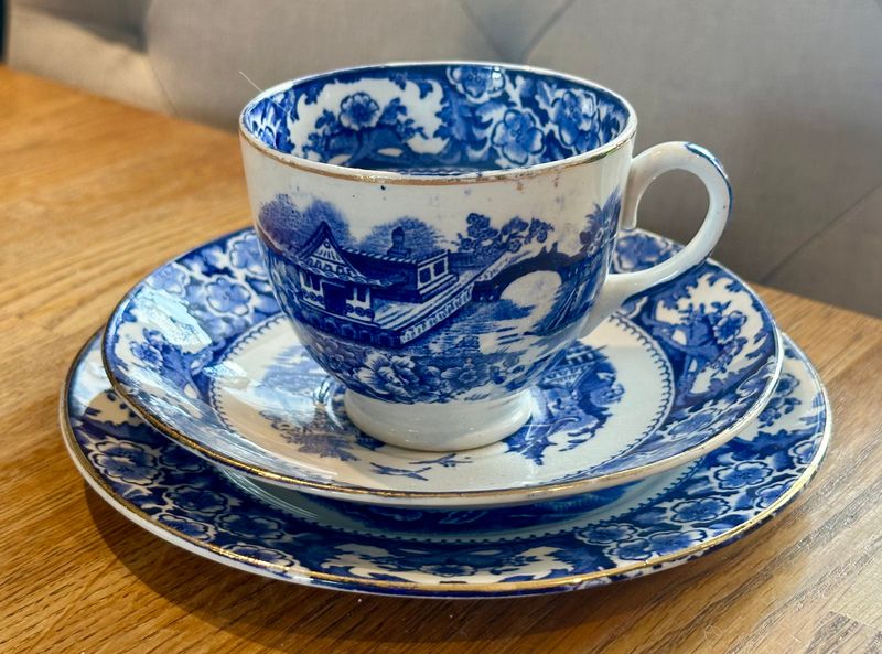 Incorporate Classic Willow Pattern China