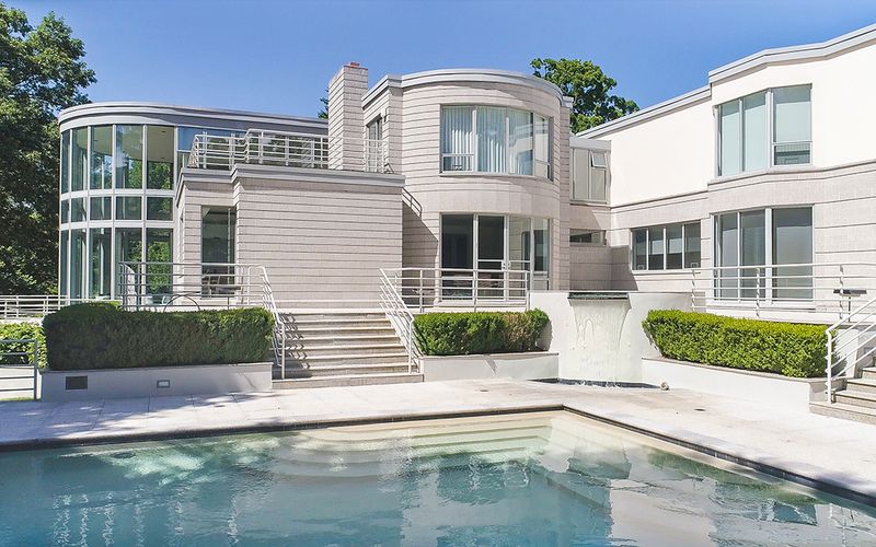 Luxurious Poolside Retreat