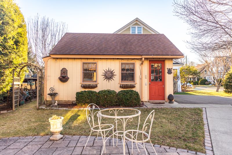 Charming Carriage House With Personality