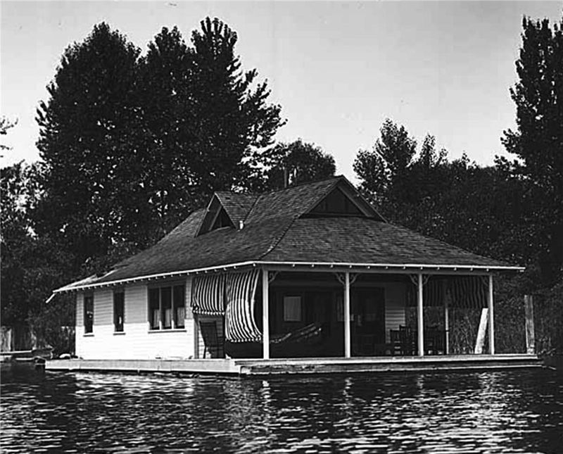 Seattle's Untouched 1970s Houseboat