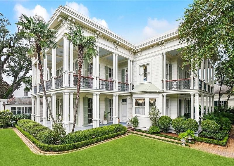 Grandeur At First Glance
