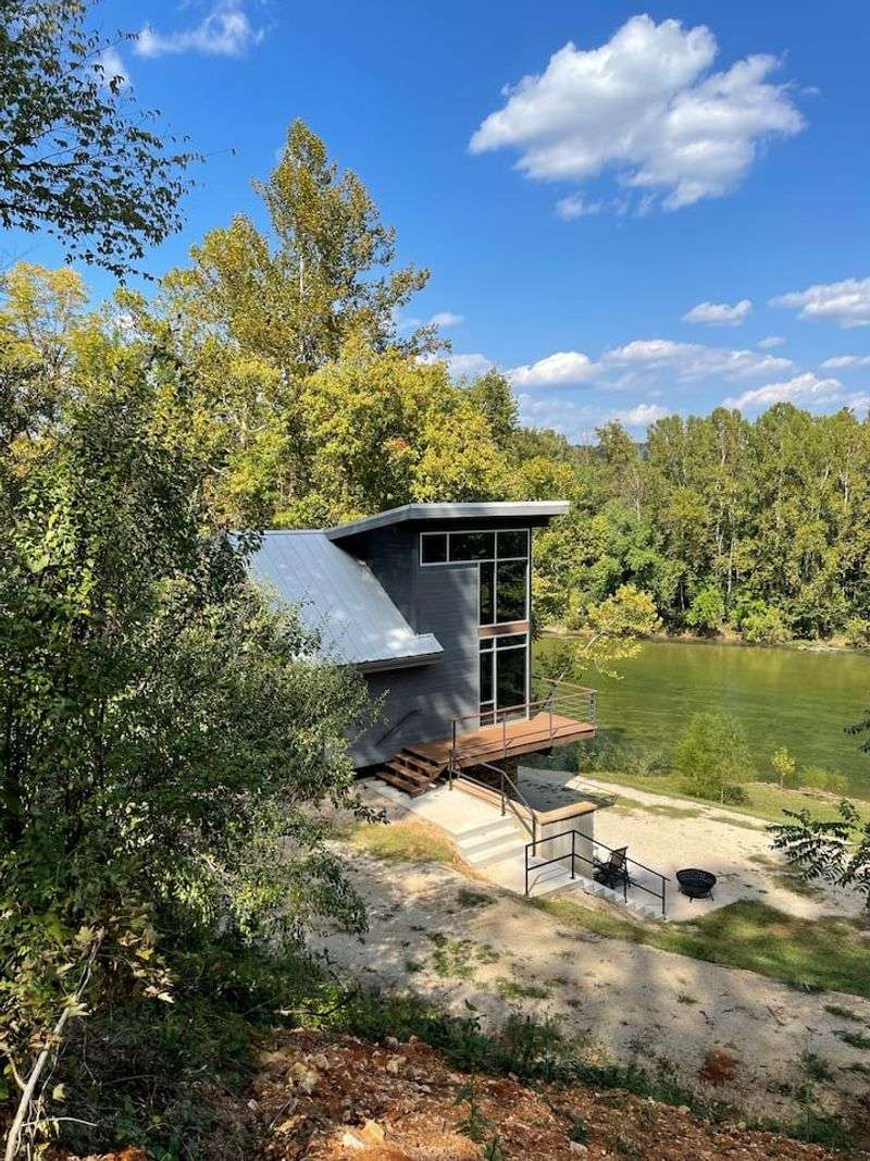 Riverside Retreat: Water's Edge Wonder