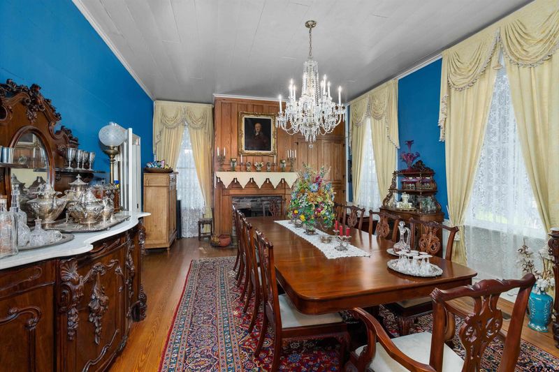 A Dining Room Made for Decadence