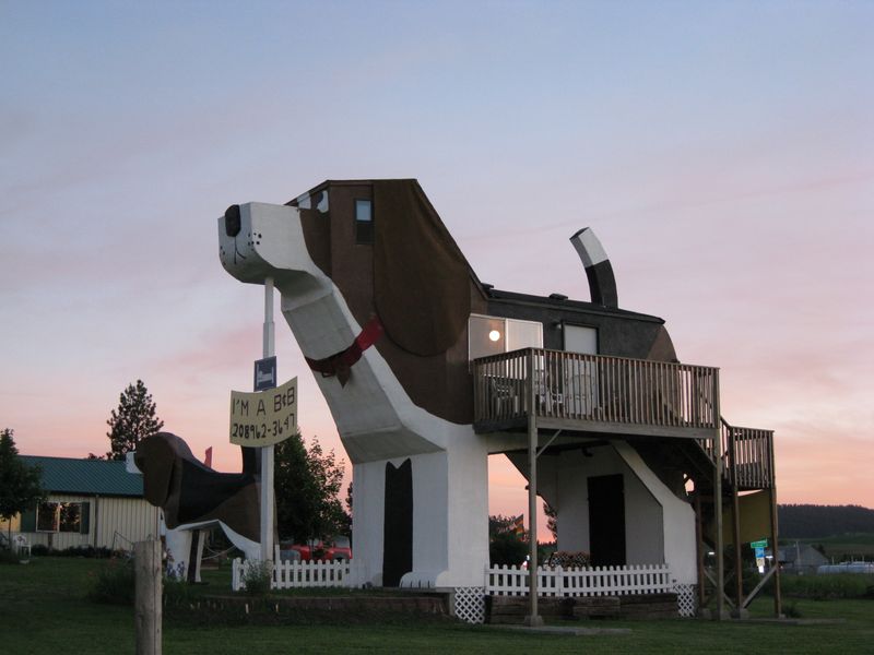 The Dog Bark Park Inn (Cottonwood, Idaho)