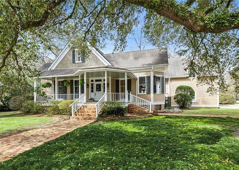 Southern Grace on a Sunny Corner