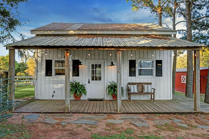 Farmhouse Chic Cabin