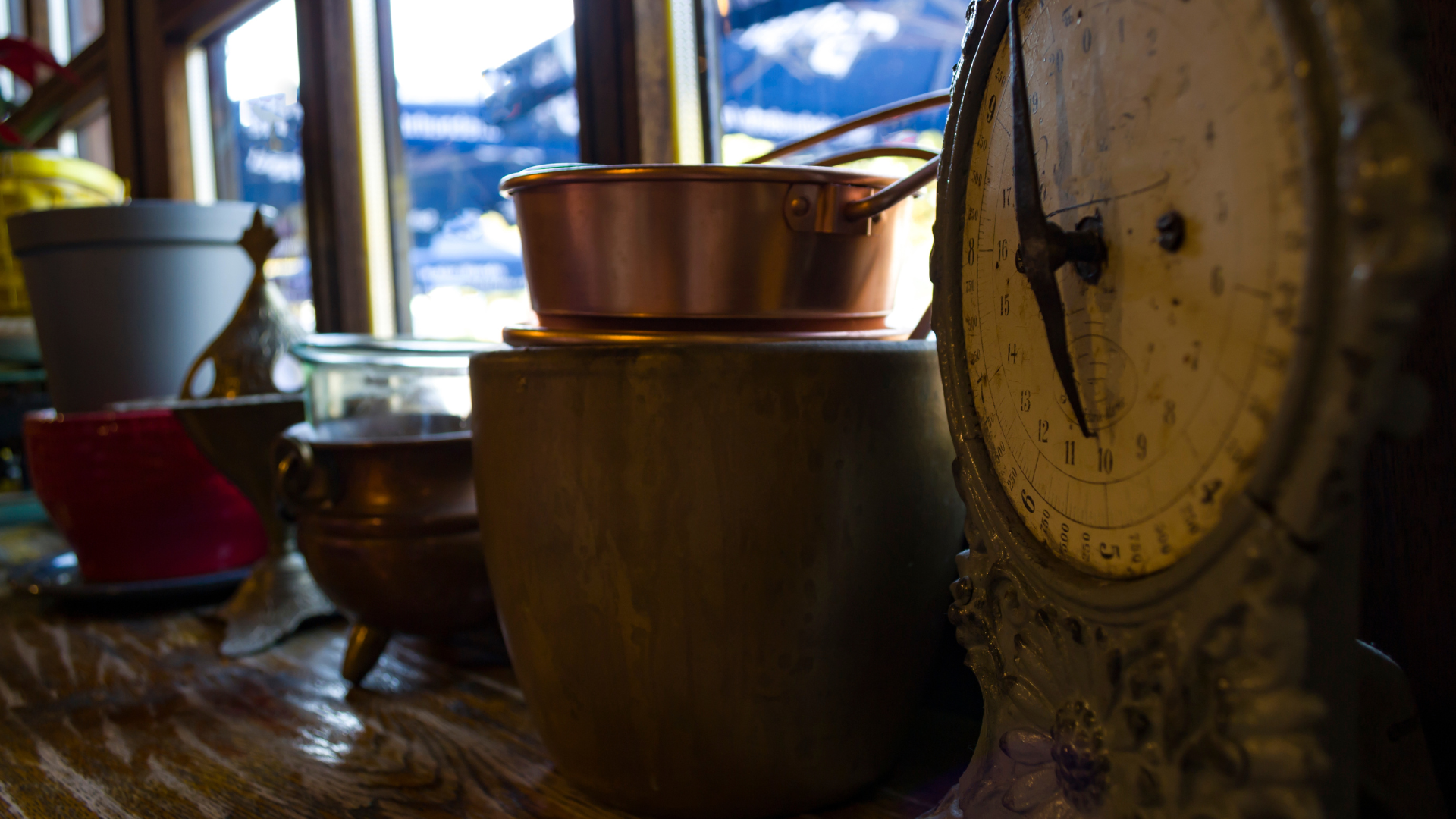 8 Interior Antique Items From The 1900s That Are Worth Thousands Of Dollars (And 8 That Are Not)