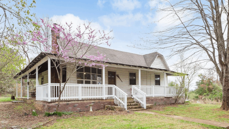1910 Farmhouse-Style Cabin In Alexander With Rustic Barn On 1.38 Acres
