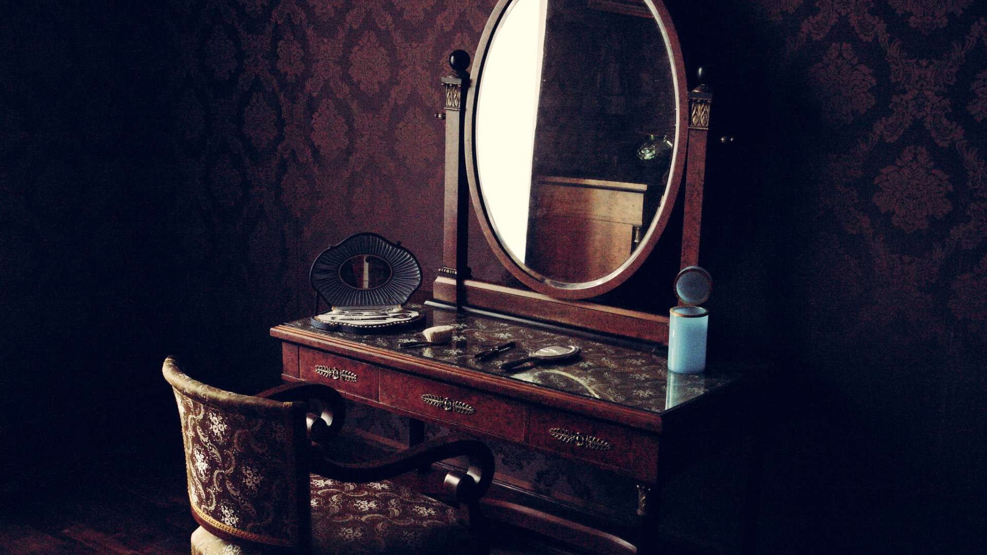 How To Shop For Vintage Mirrors The Right Way, According To A Designer