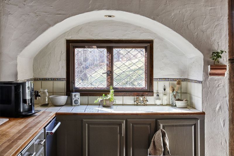 Aged Plaster: Walls That Remember Every Meal