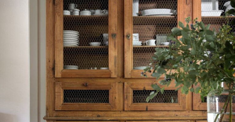 10 Farmhouse Trends On Their Way Out In 2025 (And 7 That Should’ve Been Gone Already)