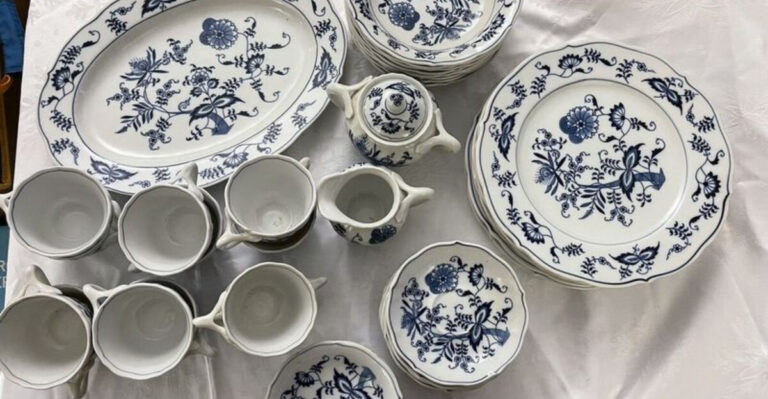 12 Antique Interior Items That Are Completely Worthless Nowadays (Plus 7 That Are Worth A Fortune)
