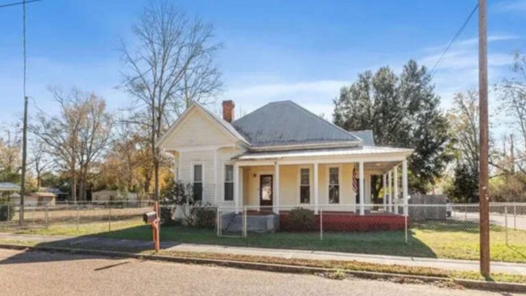 12 Photos Of A 1920 Home in Abbeville With Timeless Style and a Spacious Backyard