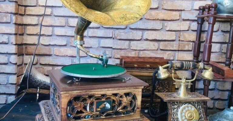 15 Hideous Items In Grandma’s Living Room That Are Worth A Fortune (Plus 5 Worse-looking Worth Even More)