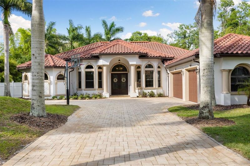 Grand Entrance & Flowing Plan