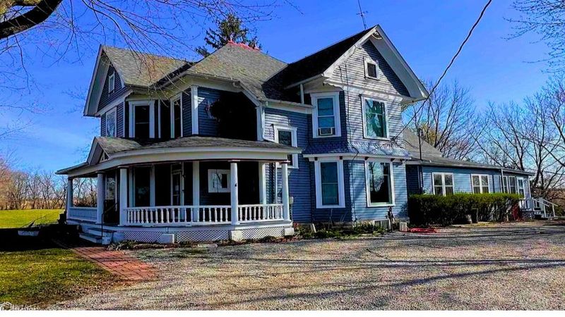 A Bold Victorian Beauty With Wraparound Charm