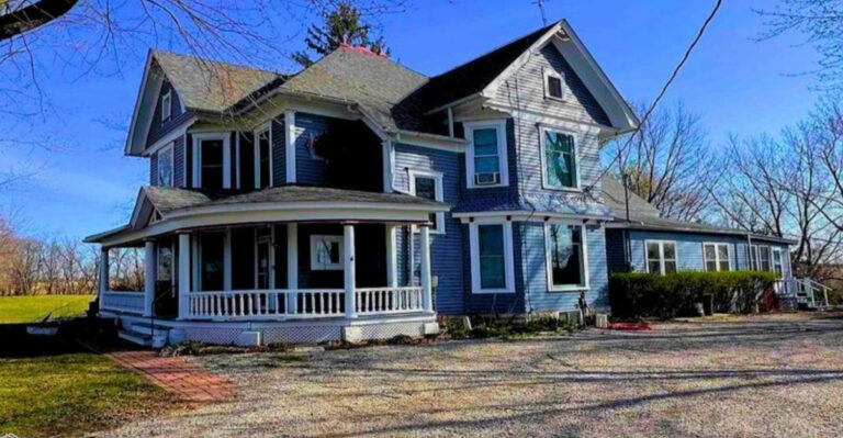 1900 Keosauqua Victorian With A Wraparound Porch And Original Transom Windows