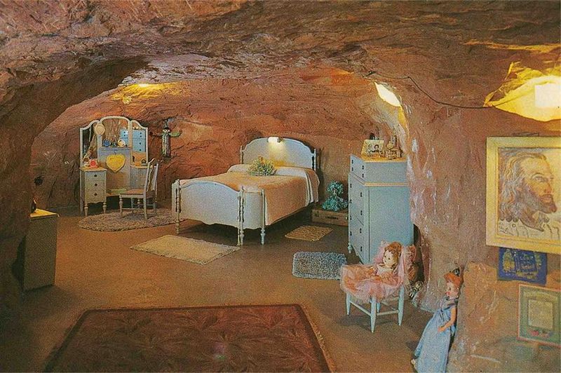 1960: Underground Bedroom, Utah, USA