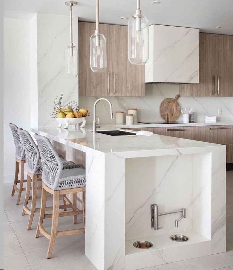 Built-in pet feeding stations