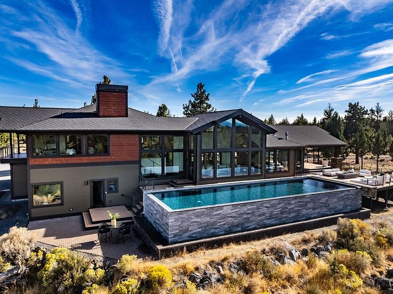 1. Thunder Ridge Estate with 40 Acres